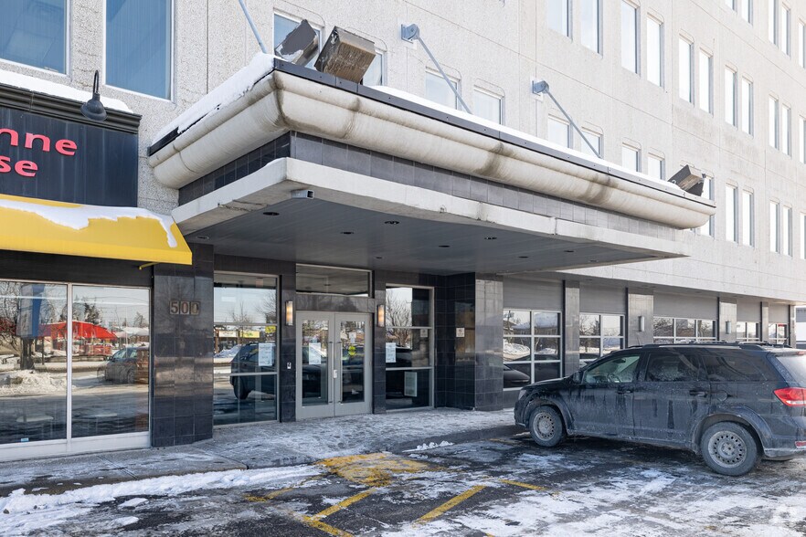 500 Boul Saint-Martin O, Laval, QC à louer - Photo de l’immeuble – Image 3 sur 8