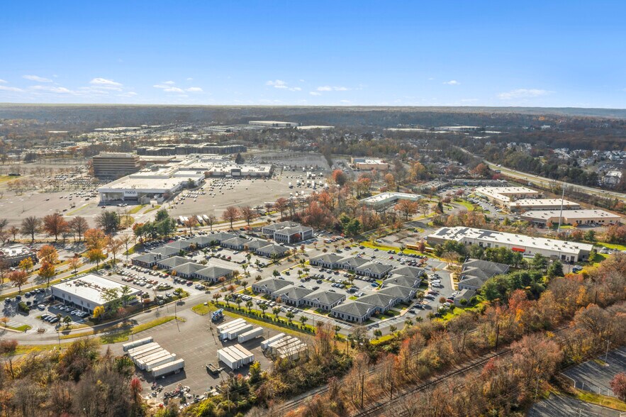 970 Town Center Dr, Langhorne, PA à louer - Photo de l’immeuble – Image 1 sur 22