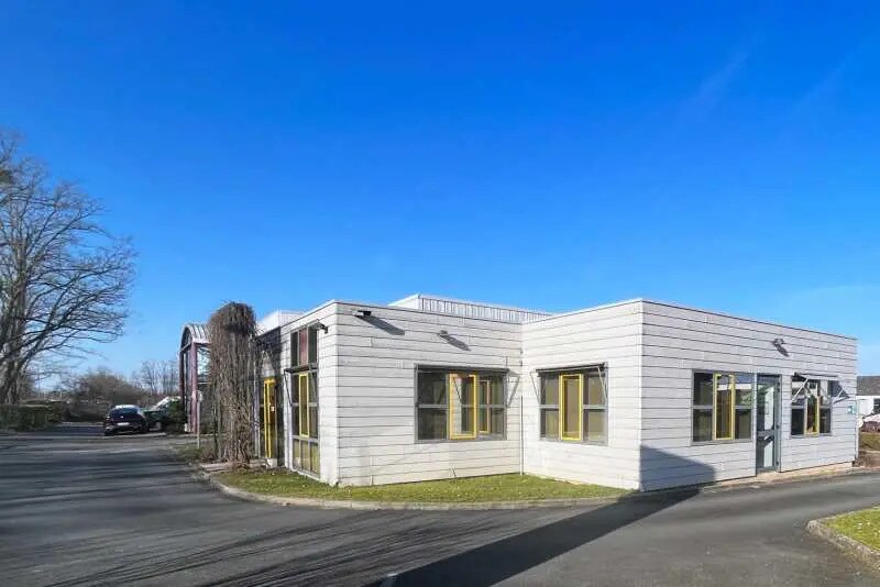 Local d'activités dans Saint-Cyr-en-Val à vendre - Photo de l’immeuble – Image 2 sur 23