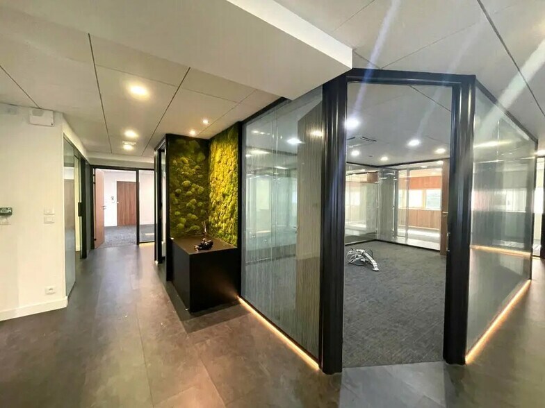 Bureau dans Villeneuve-Loubet à louer - Photo de l’immeuble – Image 1 sur 12
