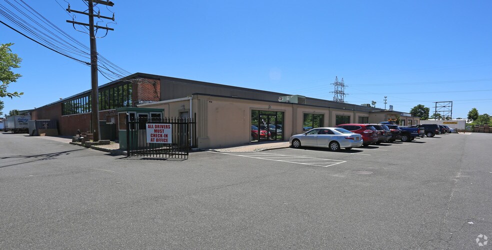 303 Winding Rd, Old Bethpage, NY à louer - Photo de l’immeuble – Image 2 sur 4