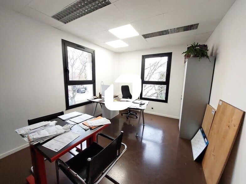 Bureau dans Magny-les-Hameaux à vendre - Photo de l’immeuble – Image 2 sur 9