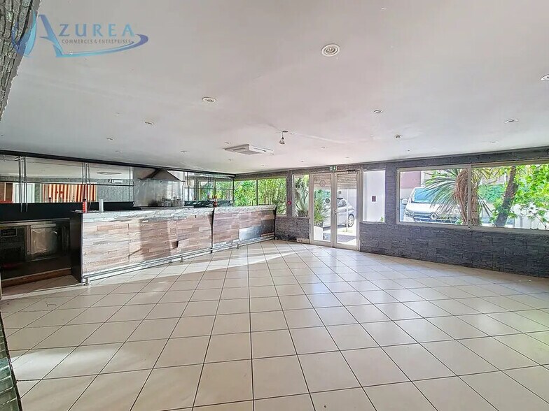 Local d'activités dans Cagnes-sur-Mer à vendre - Photo de l’immeuble – Image 2 sur 12