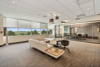 750 N Commons Dr, Aurora, IL à louer Photo intérieure– Image 2 sur 13