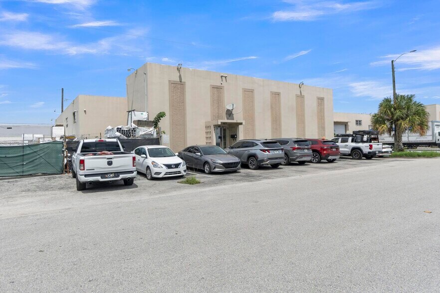 821-841 NW 57th Pl, Fort Lauderdale, FL à vendre - Photo de l’immeuble – Image 3 sur 26