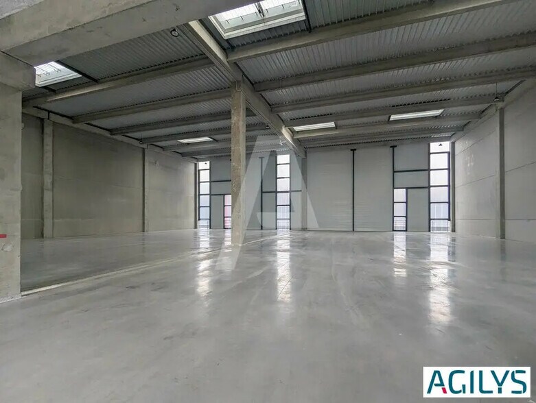 Local d’activités dans Élancourt à louer - Photo de l’immeuble – Image 1 sur 12