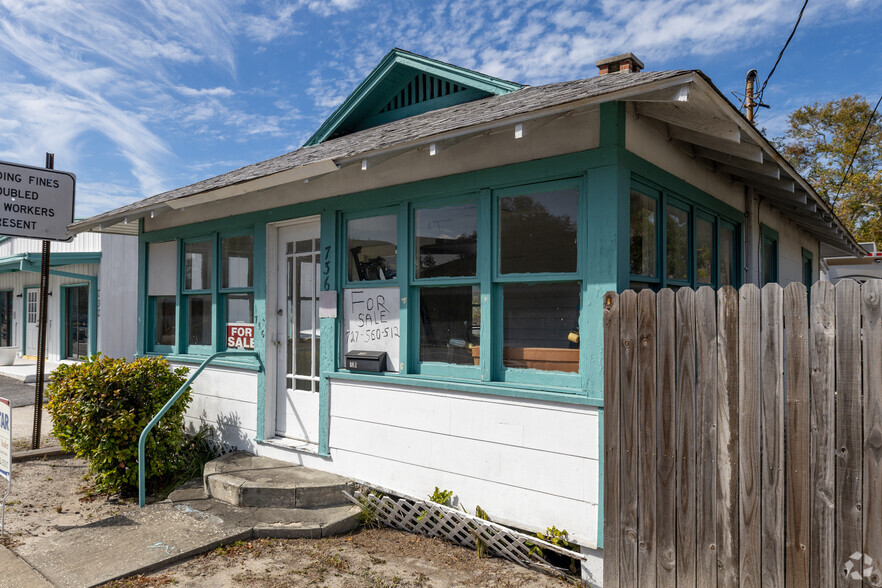 736 Main St, Dunedin, FL à vendre - Photo de l’immeuble – Image 2 sur 2