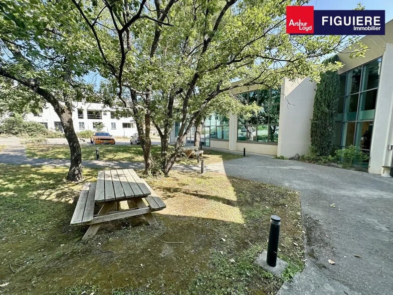 235 Rue Léon Foucault, Aix-en-Provence à vendre - Photo de l’immeuble – Image 1 sur 10