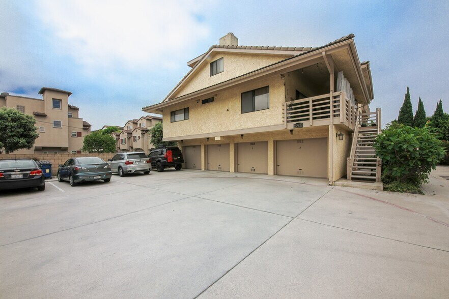 16805 Roosevelt Ln, Huntington Beach, CA à vendre - Photo de l’immeuble – Image 2 sur 8