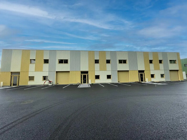 Local d'activités dans Saint-Genis-Laval à vendre - Photo de l’immeuble – Image 3 sur 9