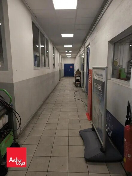 Local d’activités dans Lucé à louer - Photo de l’immeuble – Image 3 sur 7