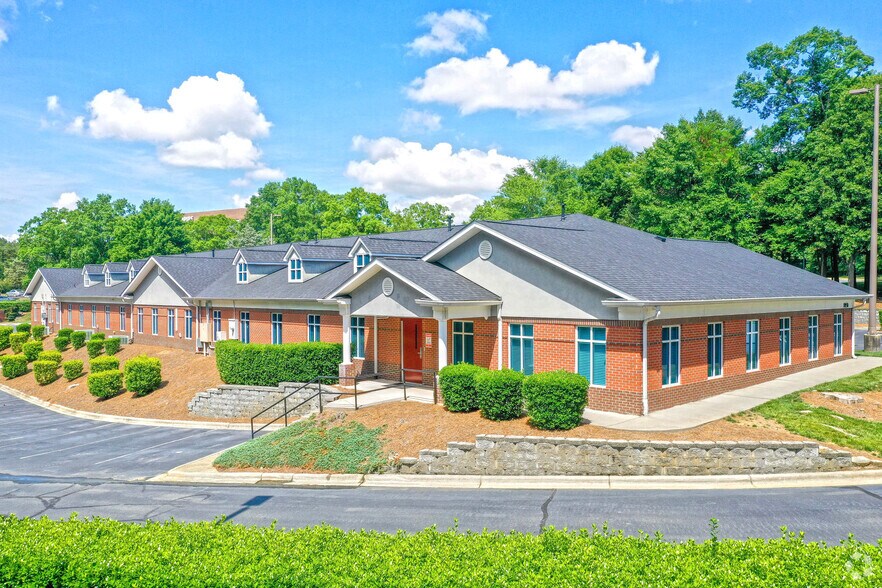 8050 Corporate Center Dr, Charlotte, NC à louer - Photo principale – Image 2 sur 10