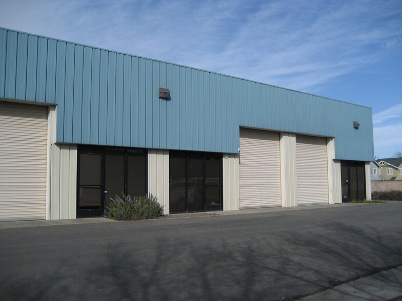 3200 Dutton Ave, Santa Rosa, CA à louer - Photo de l’immeuble – Image 3 sur 3