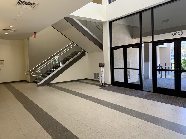 6000 State Farm Dr, Rohnert Park, CA à louer - Hall d’entrée – Image 2 sur 2