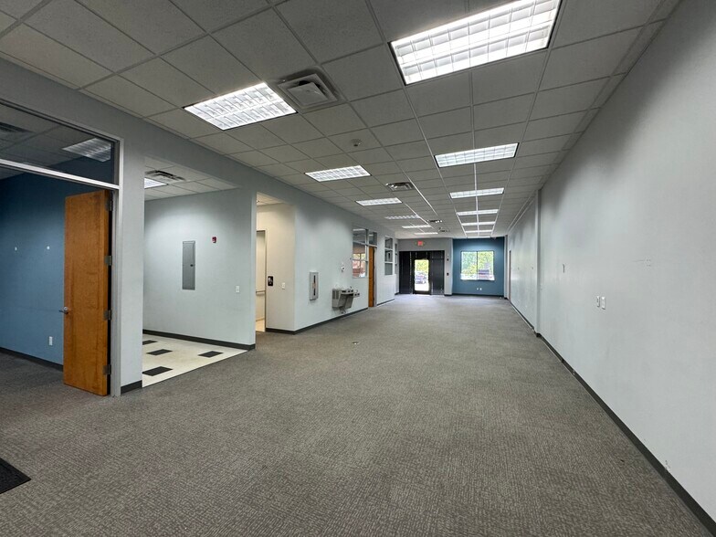 3810 N Elm St, Greensboro, NC à louer - Photo intérieure – Image 3 sur 10