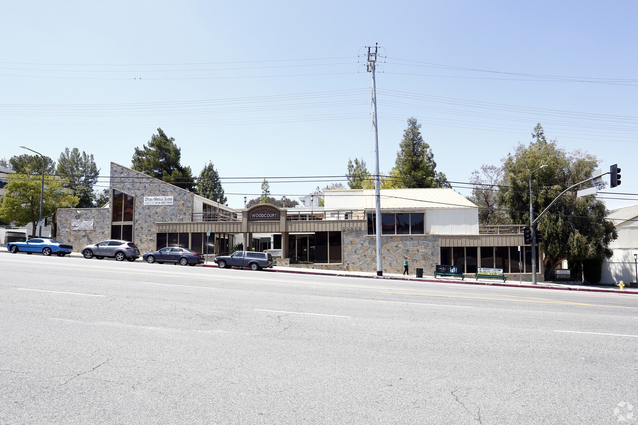 20265 Ventura Blvd, Woodland Hills, CA à louer Photo principale– Image 1 sur 15