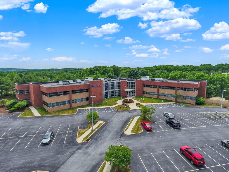 8040 Carlson Rd, Harrisburg, PA à vendre - Photo de l’immeuble – Image 2 sur 33