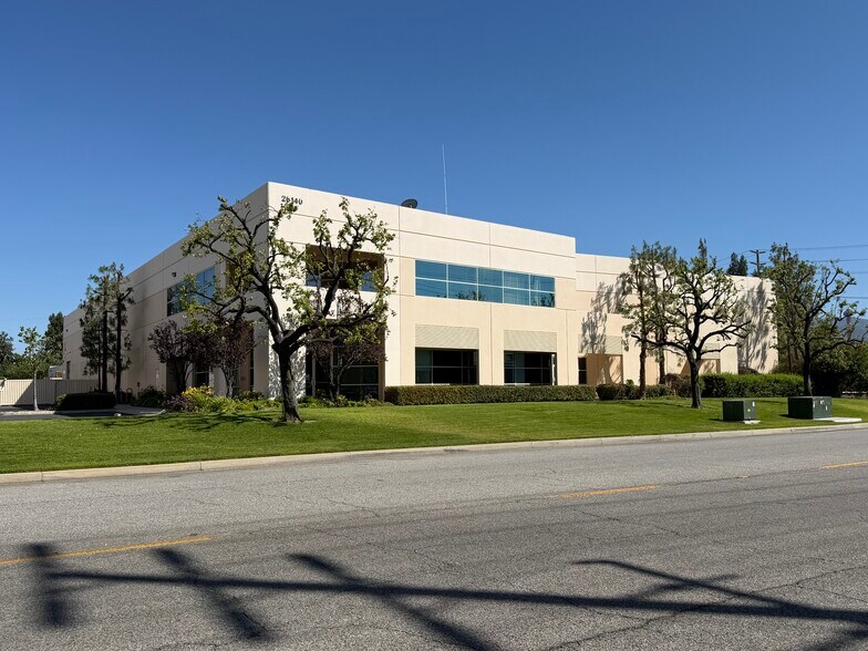 26140 Avenue Hall, Valencia, CA à louer - Photo de l’immeuble – Image 2 sur 3