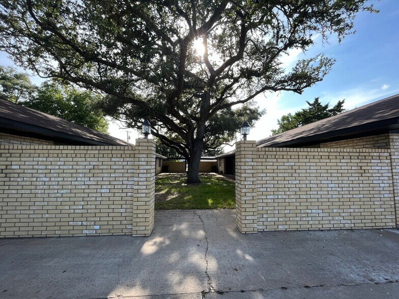 908 Avenue H, Bay City, TX à vendre - Photo de l’immeuble – Image 2 sur 13