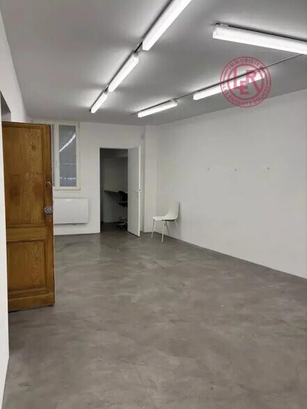 Local commercial dans Paris à louer - Photo de l’immeuble – Image 1 sur 4