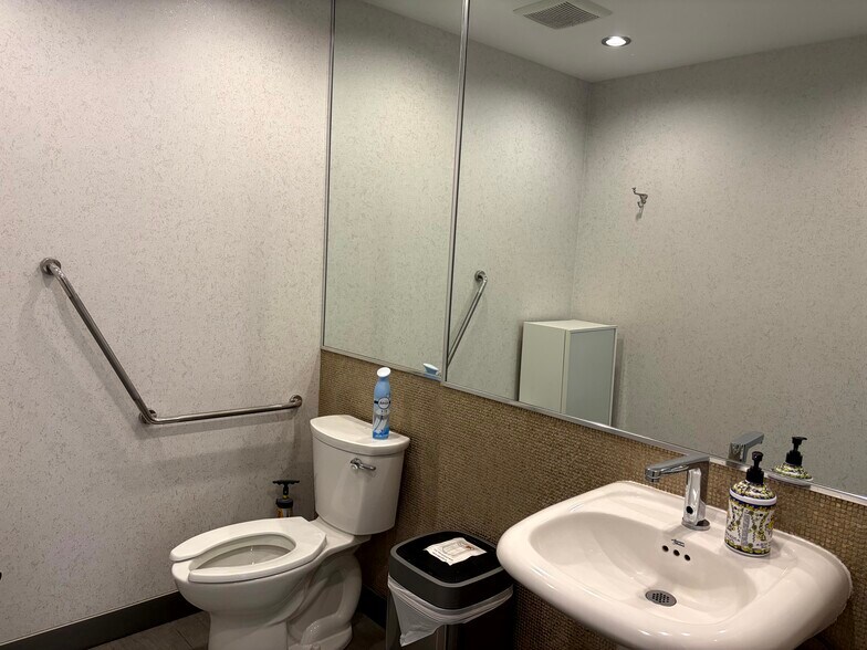 1001 Austin Ave, Coquitlam, BC à louer - Photo de l’immeuble – Image 3 sur 8