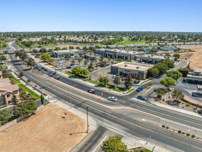 6350-6370 N Figarden Dr, Fresno, CA à vendre - Photo de l’immeuble – Image 2 sur 8