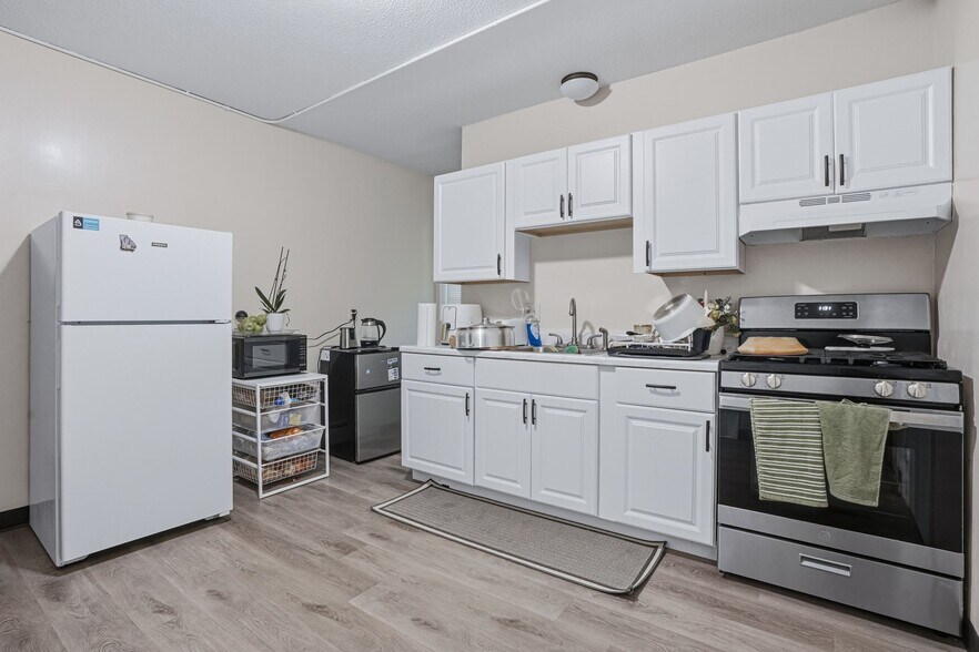139 E School St, Woonsocket, RI à vendre - Photo de l’immeuble – Image 2 sur 46