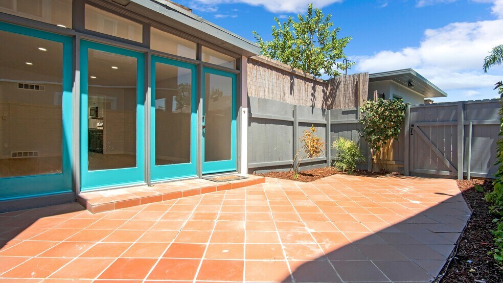 1610 E Carson St, Long Beach, CA à vendre - Photo de l’immeuble – Image 3 sur 11