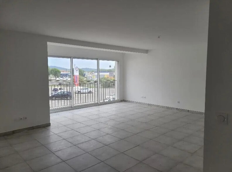 Local d’activités dans Solliès-Pont à louer - Photo de l’immeuble – Image 3 sur 4