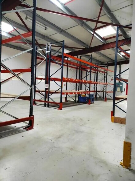 Industriel/Logistique dans Orange à louer - Photo de l’immeuble – Image 3 sur 5