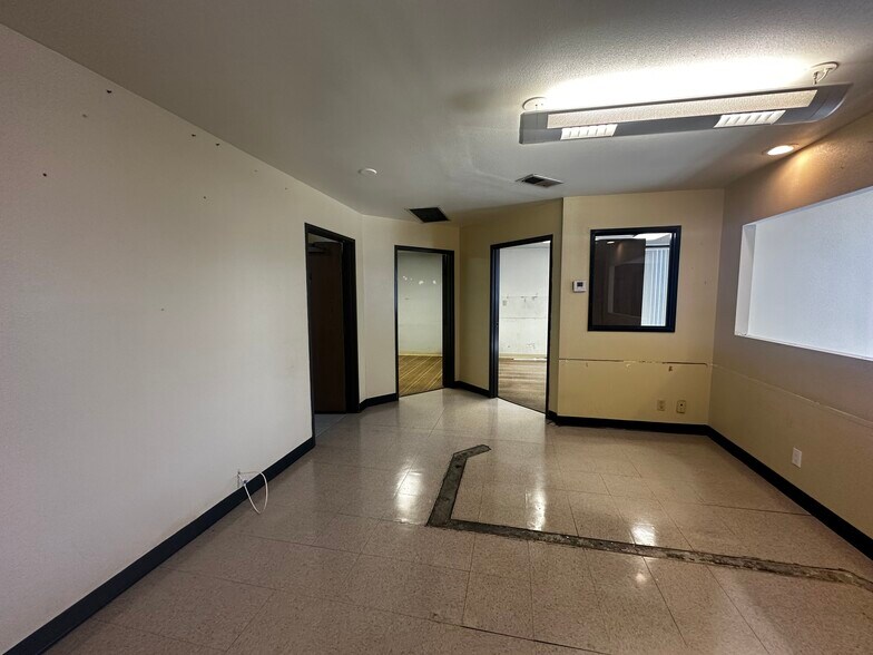 1995 W Holt Ave, Pomona, CA à vendre - Photo de l’immeuble – Image 3 sur 14