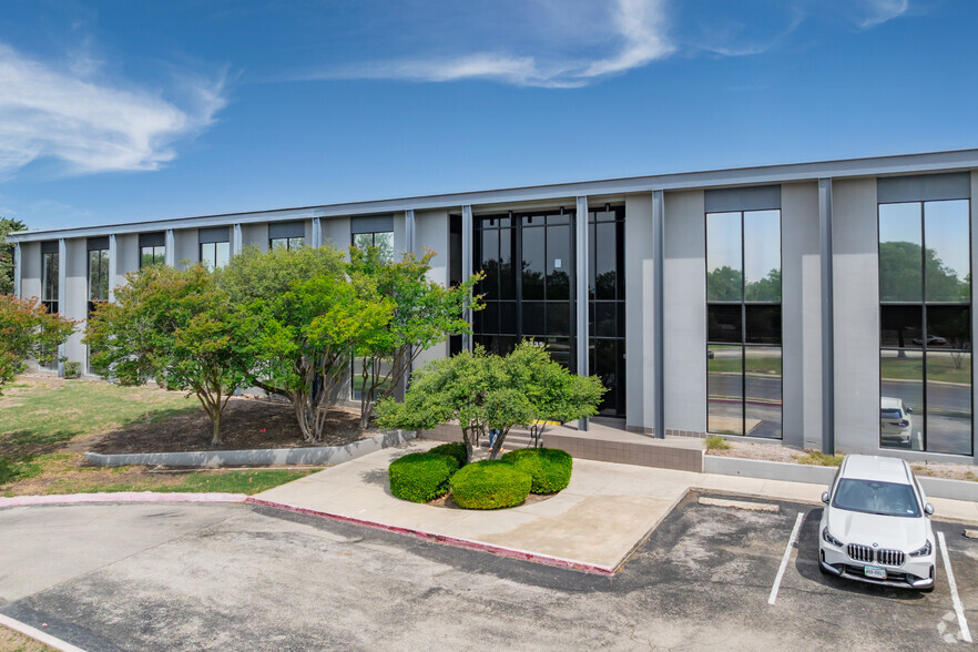 4538 Centerview Dr, San Antonio, TX à louer - Photo de l’immeuble – Image 3 sur 24