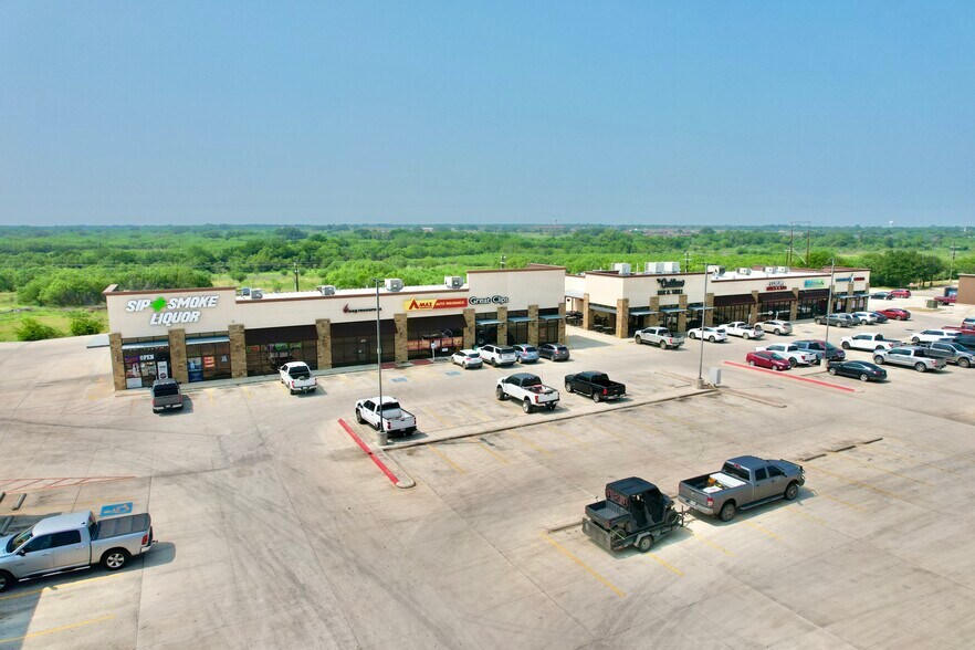 2128 W Oaklawn Rd, Pleasanton, TX à louer - Photo de l’immeuble – Image 3 sur 10