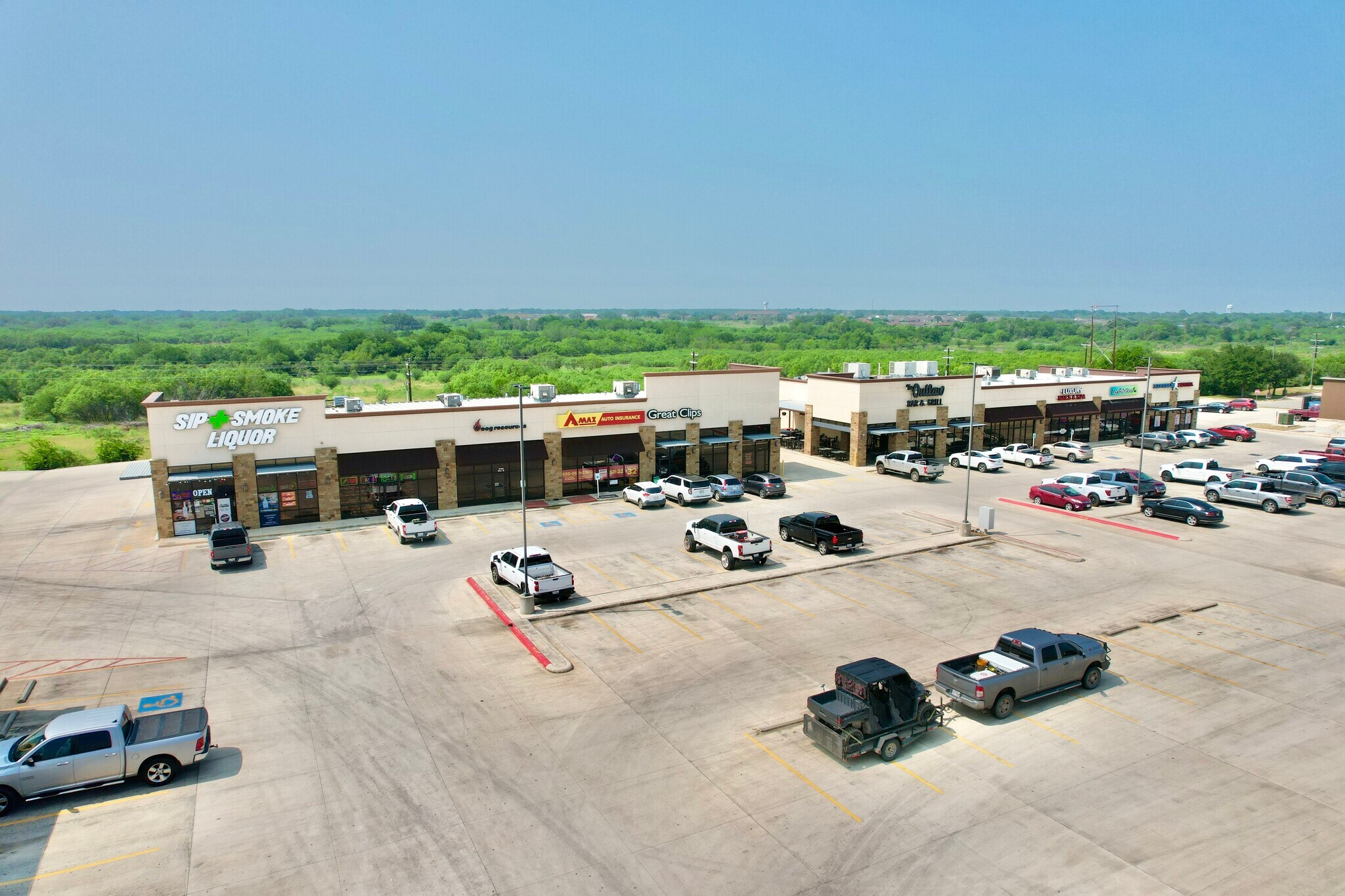 2128 W Oaklawn Rd, Pleasanton, TX à louer Photo de l’immeuble– Image 1 sur 11