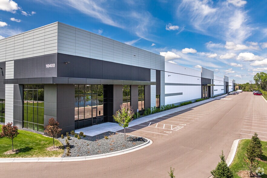 10400 Naples St NE, Blaine, MN à louer - Photo principale – Image 1 sur 8
