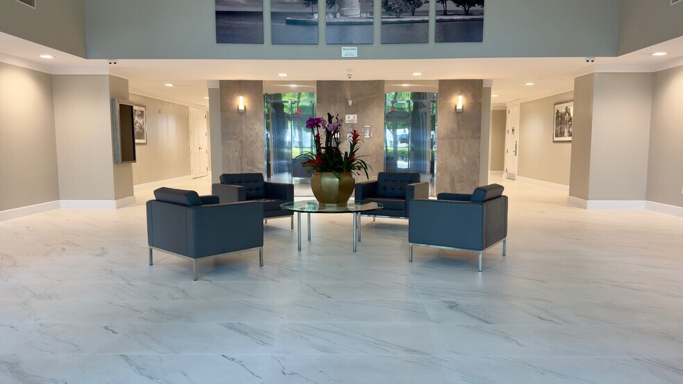 5835 Waterford District Dr, Miami, FL à louer - Photo de l’immeuble – Image 2 sur 8