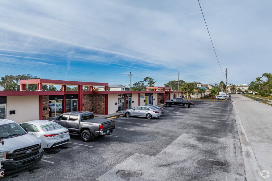 501-527 S Paula Dr, Dunedin, FL à louer - Photo de l’immeuble – Image 2 sur 26