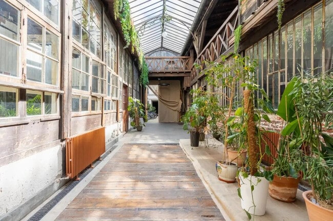Plus de détails pour Local commercial à vendre