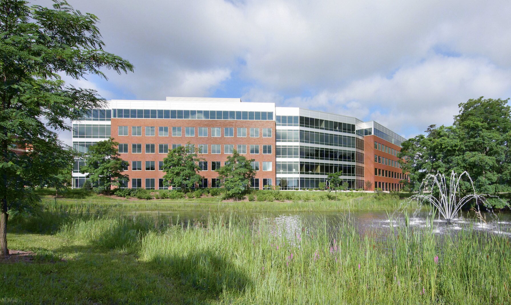 10700 W Research Dr, Milwaukee, WI à louer Photo de l’immeuble– Image 1 sur 13