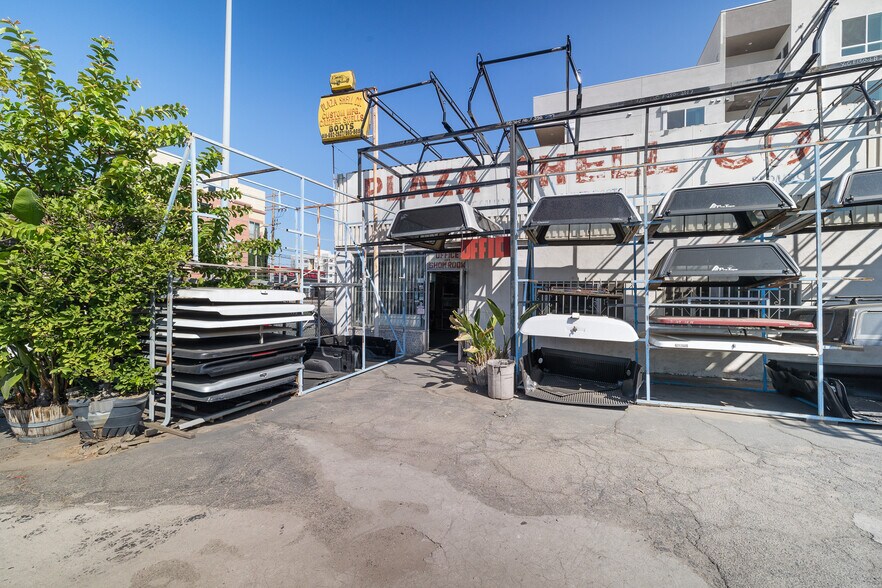 8744 Sepulveda Blvd, North Hills, CA à vendre - Photo de l’immeuble – Image 3 sur 15