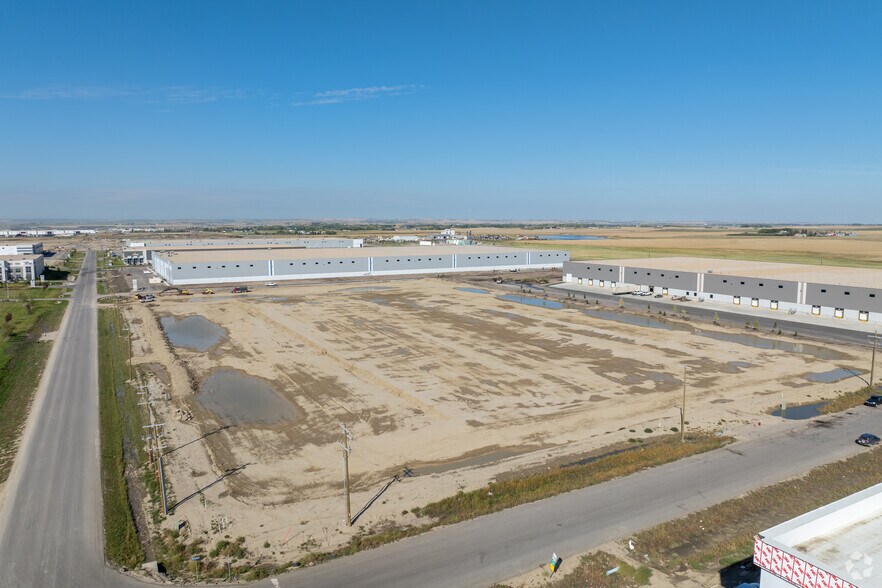 100 High Plains Crt, Rocky View No 44, AB à louer - Photo de l’immeuble – Image 2 sur 3