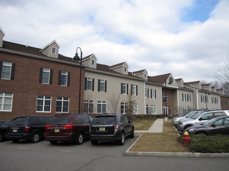 620 Cranbury Rd, East Brunswick, NJ à louer - Photo de l’immeuble – Image 2 sur 4