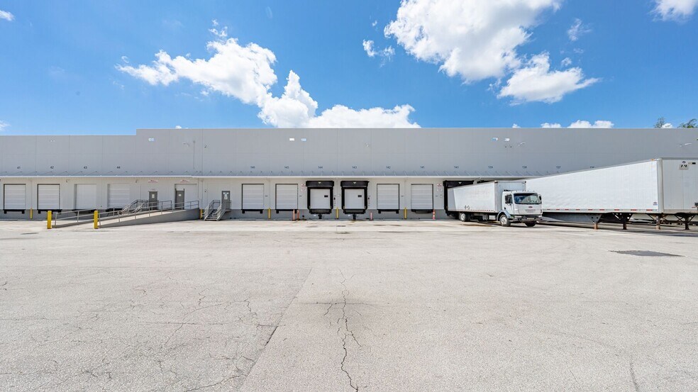 6701 NW 7th St, Miami, FL à louer - Photo de l’immeuble – Image 2 sur 2