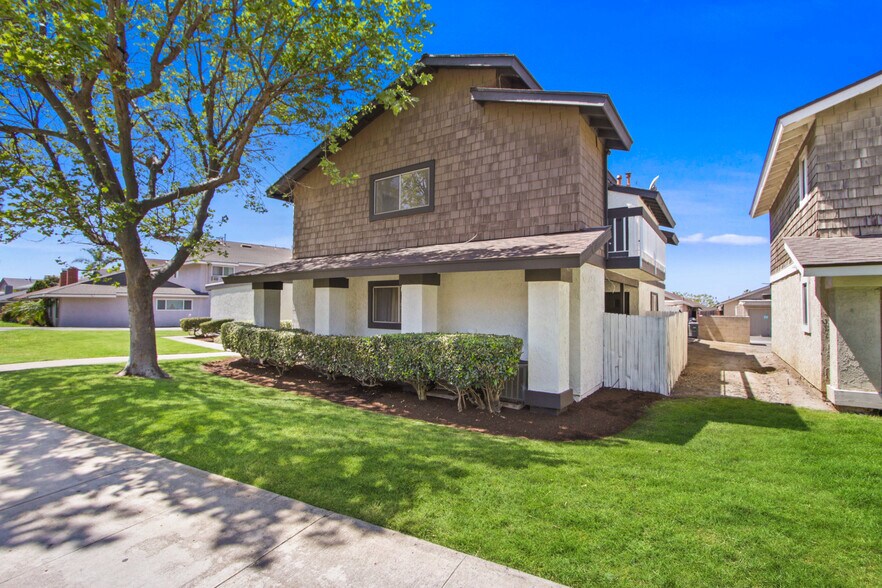2660 N Bourbon St, Orange, CA à vendre - Photo de l’immeuble – Image 3 sur 39