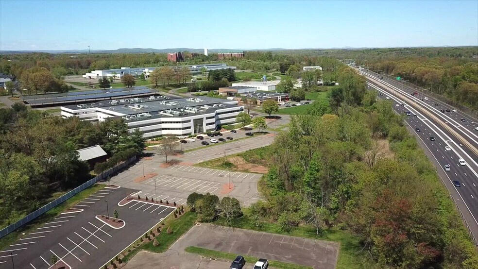 80 Lamberton Rd, Windsor, CT à louer - Vidéo sur l’annonce professionnelle – Image 2 sur 10