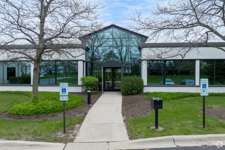 1011 Woodlands Pky, Vernon Hills, IL à vendre - Photo principale – Image 1 sur 10