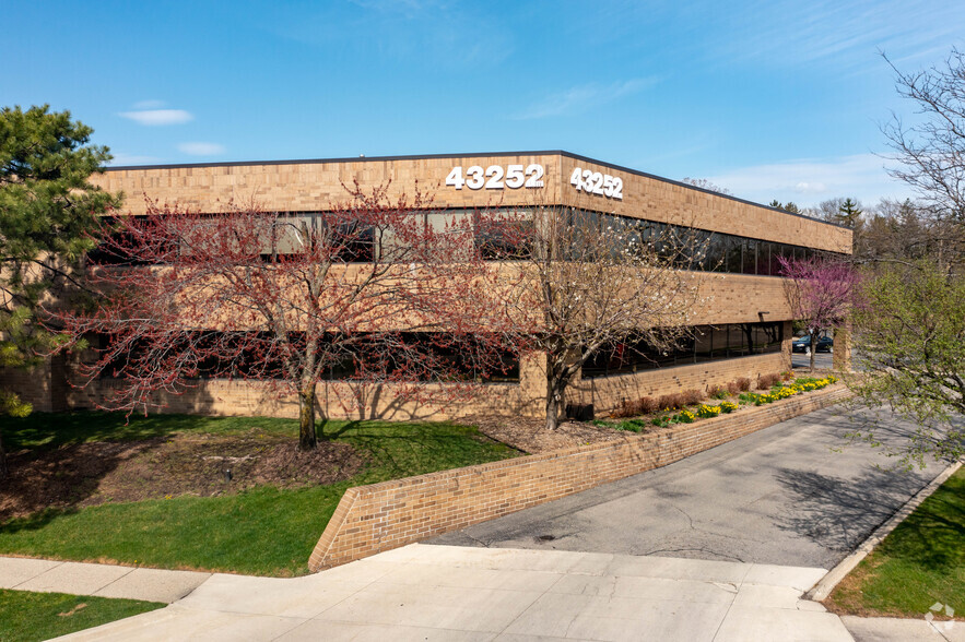43252 Woodward Ave, Bloomfield Hills, MI à louer - Photo de l’immeuble – Image 2 sur 4