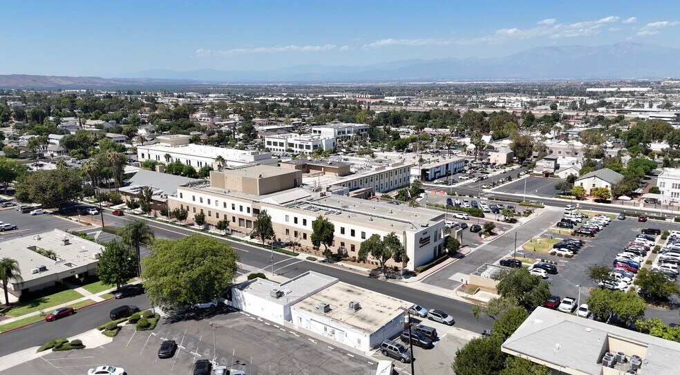 114-124 W 9th St, Corona, CA à louer - Photo de l’immeuble – Image 3 sur 6