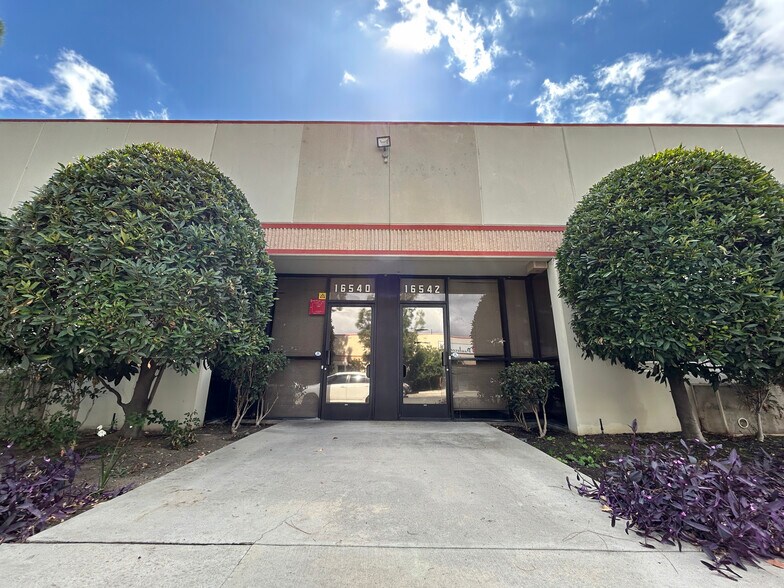 16540-16542 Arminta St, Van Nuys, CA à louer - Photo de l’immeuble – Image 2 sur 5