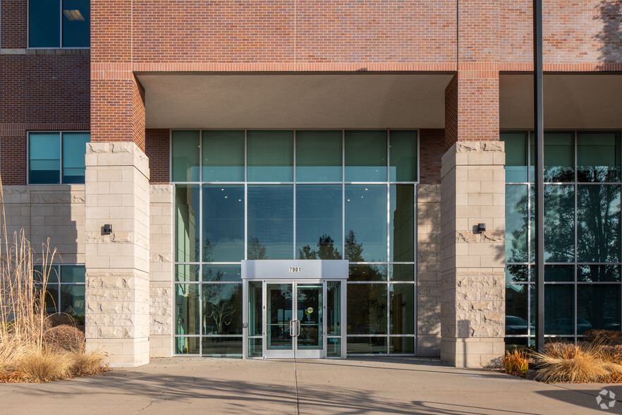 7901 E Lowry Blvd, Denver, CO à vendre - Photo de l’immeuble – Image 3 sur 34